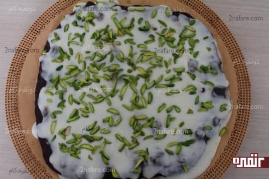 ریختن شکلات سفید ذوب شده و خلال پسته
