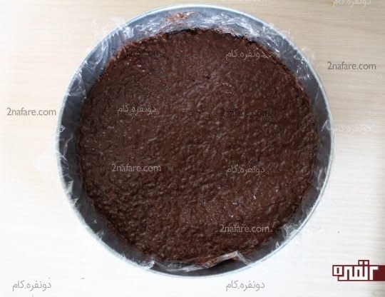 ریختن مخلوط کورن فلکس و شکلات در قالب