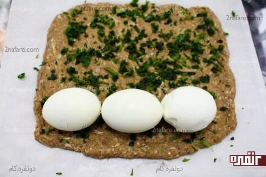پهن کردن مخلوط گوشت چیدن تخم مرغ ها