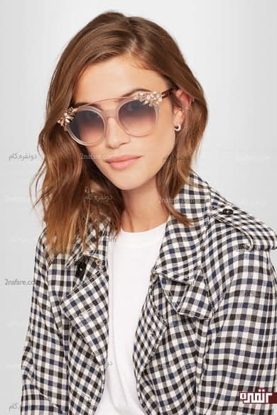 مدلی با قاب گرد همراه با کریستال های تزیینی سواروفسکی و از جنس استات؛ برند ALICE+OLIVIA