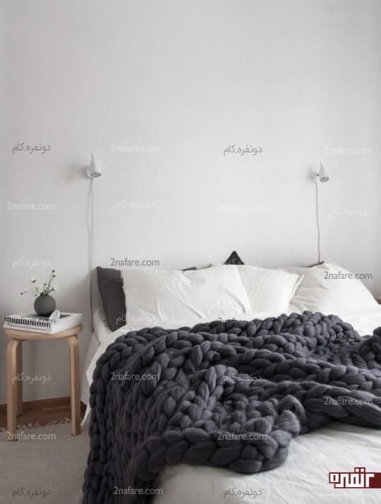 قرار دادن چهار پایه ای چوبی در کنار تخت به عنوان پاتختی