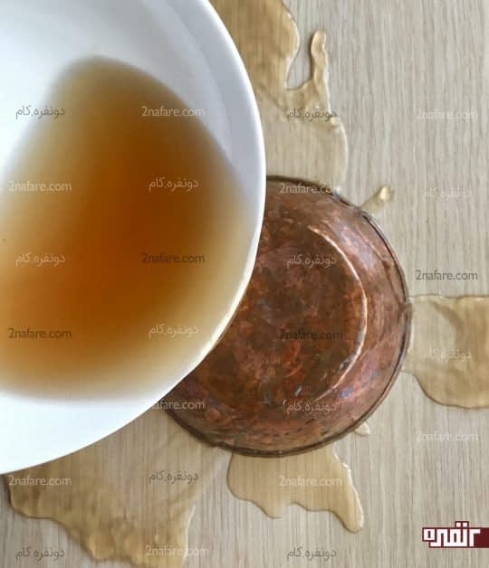 ریختن سرکه روی ظرف
