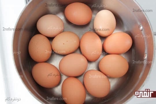 شستن تخم مرغ ها و قرار دادن در ظرف