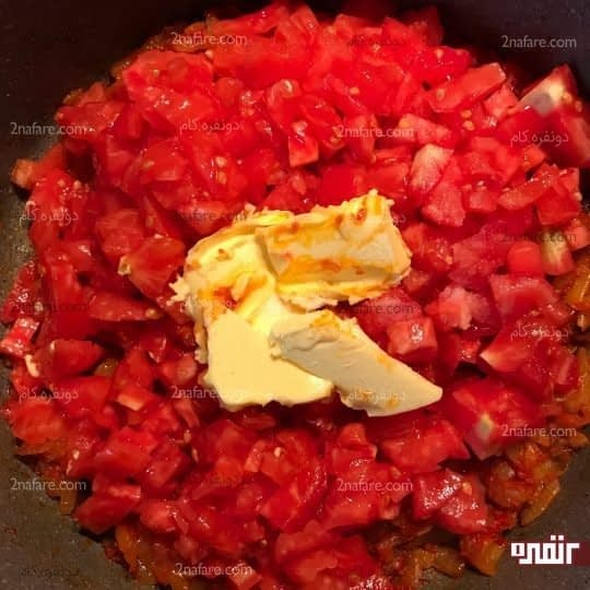 اضافه کردن گوجه و کره