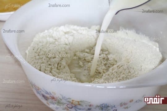 اضافه کردن مخلوط شیر و عسی به مواد خشک