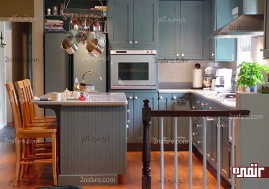 لوازم استیل در آشپزخانه ای به رنگ خاکستری