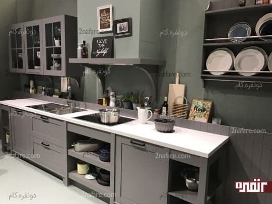 آشپزخانه ای با رنگ خاکستری و کابینت هایی همرنگ دیوار