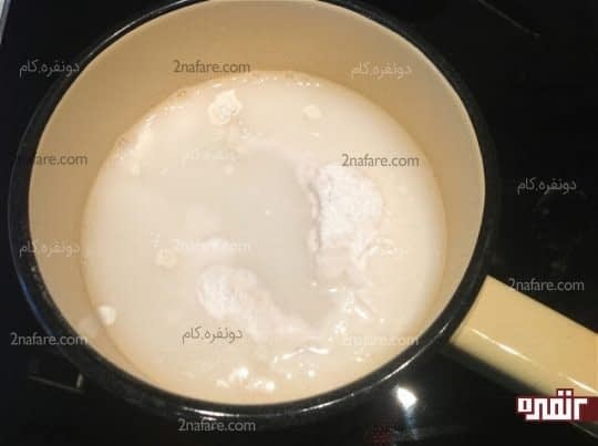 اضافه کردن آب به پودر نشاسته و جوش شیرین