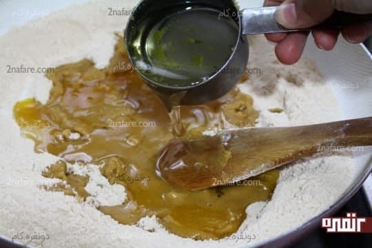 اضافه کردن مخلوط روغن و کره به ارد بو داده شده