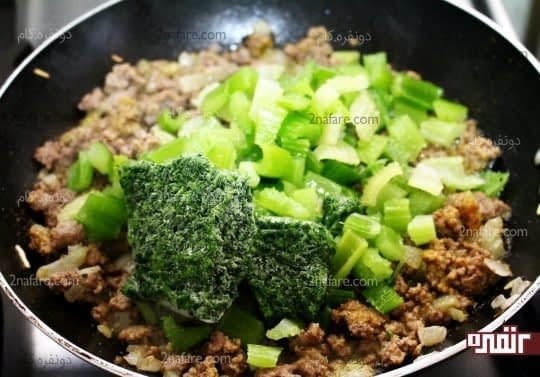 اضافه کردن کرفس های خرد شده به همراه سبزی معطر