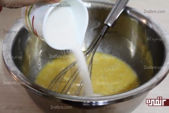 اضافه کردن شکر به تخم مرغ زده شده