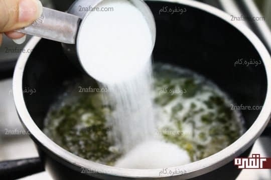 اضافه کردن شکر به چاشنی