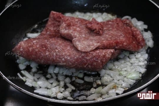 اضافه کردن گوشت چرخکرده به پیاز