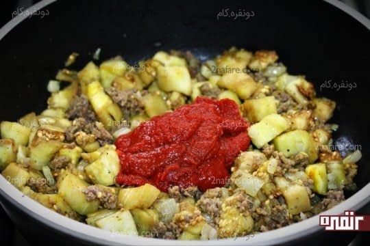 افزودن رب گوجه فرنگی 