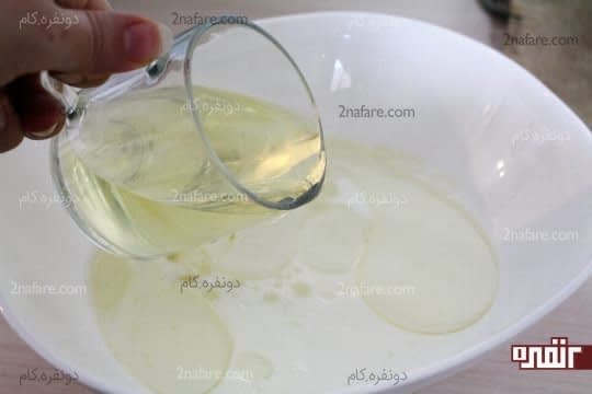 افزودن روغن مایع به مخلوط آب و شیر