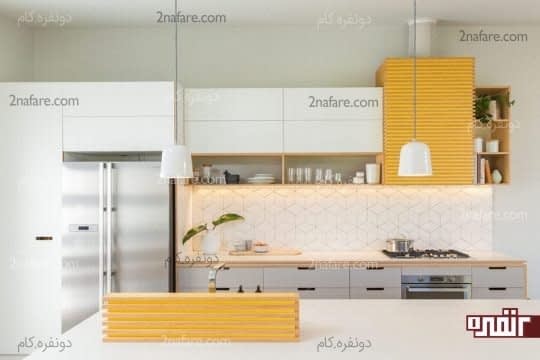 رنگ زرد در کنار رنگ های سفید و خاکستری در فضای آشپزخانه