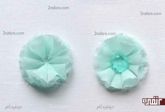 چسباندن مهره یا مروارید به وسط گلبرگ ها