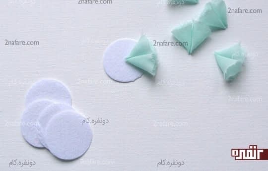 چسباندن گلبرگ ها بر روی پارچه ی نمدی