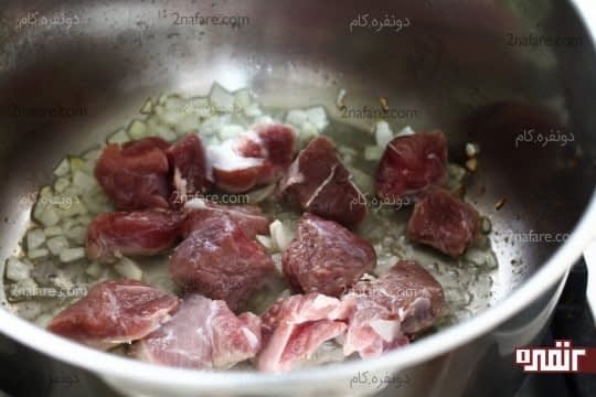 اضافه کردن گوشت های قیمه ای شده به پیاز در حال تفت