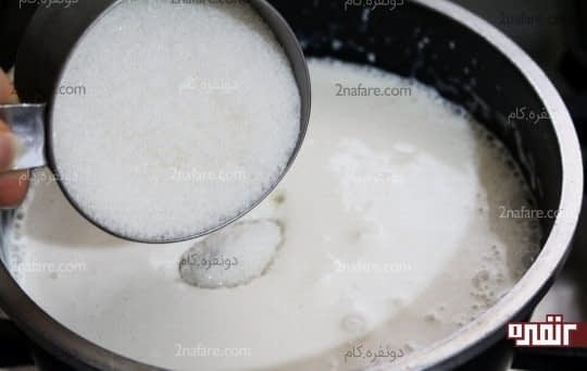 اضافه کردن شکر به مخلوط شیر و خامه