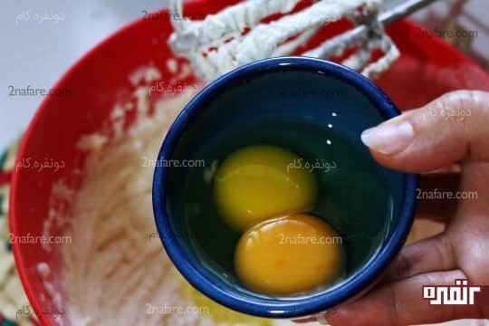 افزودن تخم مرغ ها به مخلوط پنیری
