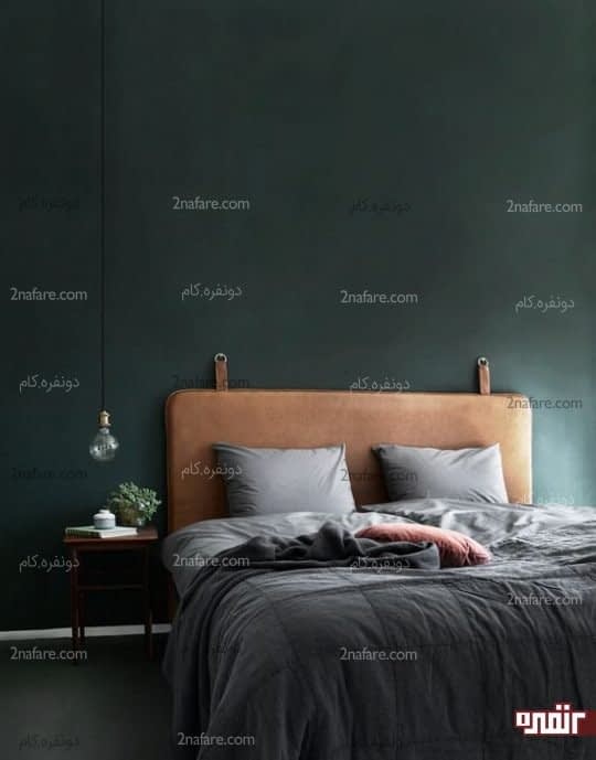 تخت خواب چرم و دیوار سبز تیره