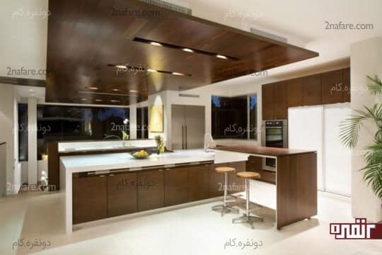 تضاد بیشتر رنگ سفید با رنگ تیره سقف و کابینت