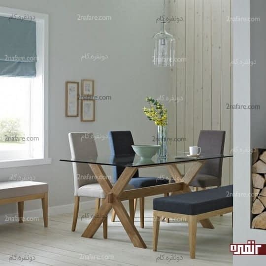 دیزاینی شیک و زیبا با میز شیشه ای پایه چوب در کنار صندلی و نیمکت های جذاب