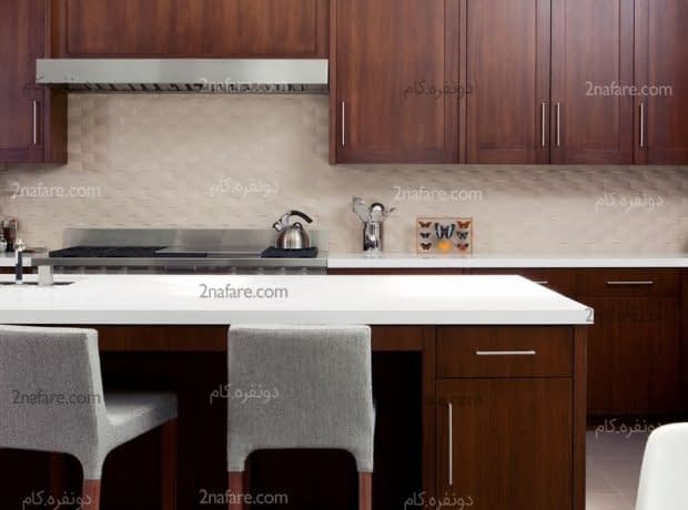 ترکیب کابینت تیره به رنگ چوب و پیشخوان سفید در آشپزخانه لوستر مسی متناسب با رنگ کابینت