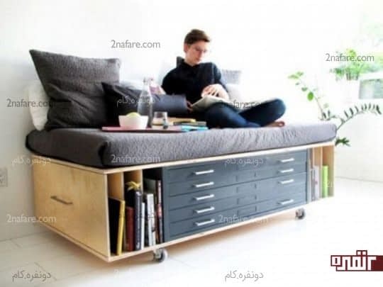 مبل راحتی با قفسه هایی برای نگهداری از کتابها و اشیا
