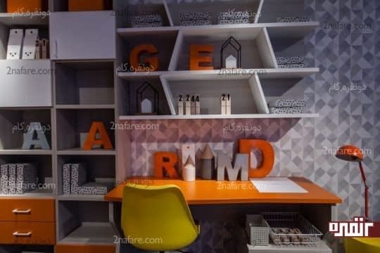 میز با رنگی متناسب با دکوراسیون اتاق کودک