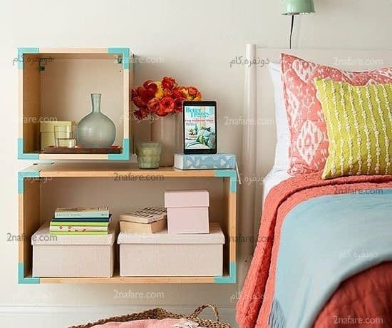 یک دکور جذاب با جعبه های چوبی زیبا با نوارهای فیروزه ای