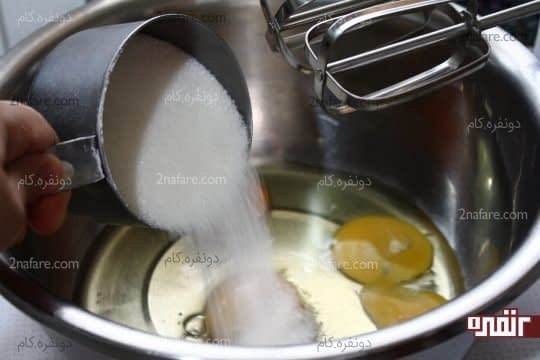 اضافه کردن تدریجی شکر به تخمم مرغ ها