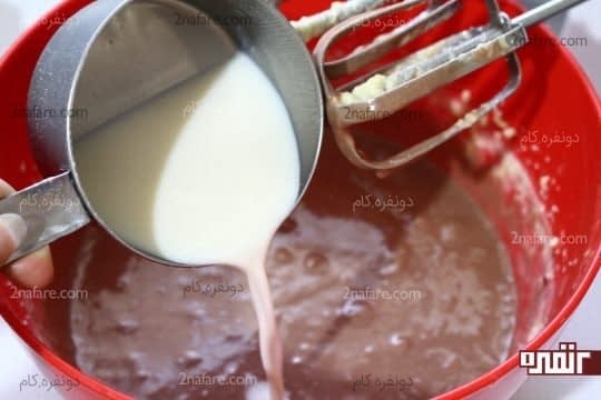 اضافه کردن شیر به مخلوط