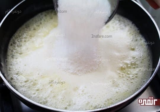 اضافه کردن پودر نارگیل به مخلوط تخم مرغ و شیر و شکر