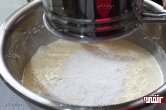 الک کردن آرد روی مایه کیک