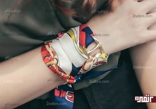 بستن دستمال گلدار دور مچ دست