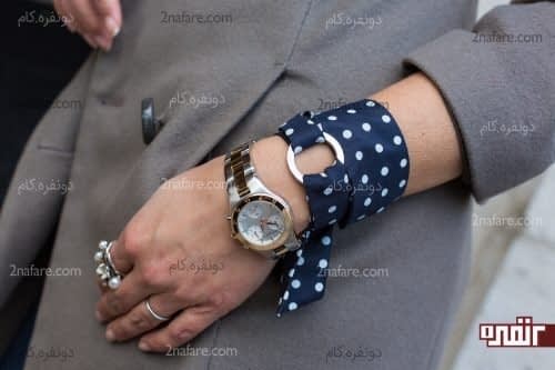 بستن دستمال گلدار دور مچ دست