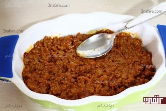 ریختن سس گوشت کف ظرف سرو