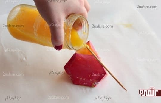 ریختن موم در قالب کاغذی