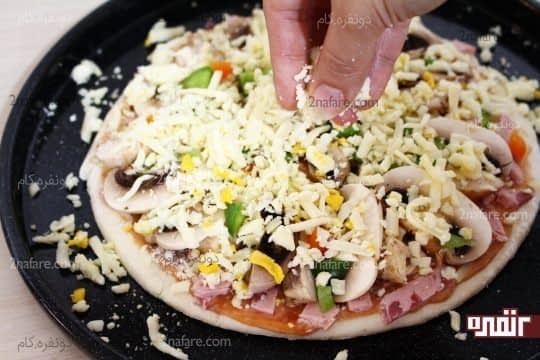 پوشاندن پیتزا با پنیر موزارلا