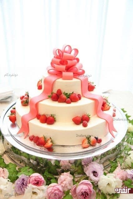 کیک عروسی با تزین توت فرنگی