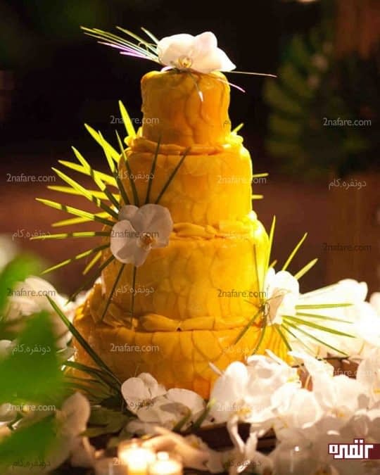 کیک عروسی با تزیین ورقه های نازک از انبه