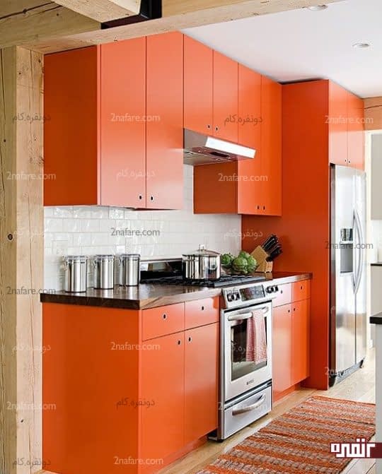 آشپزخانه ای مدرن، ساده و شاد با انتخاب جسورانه ی رنگ نارنجی
