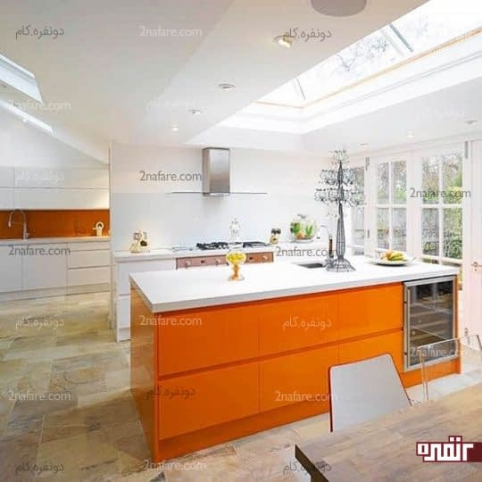 آشپزخانه ای کاملا سفید و کابینت های نارنجی براق