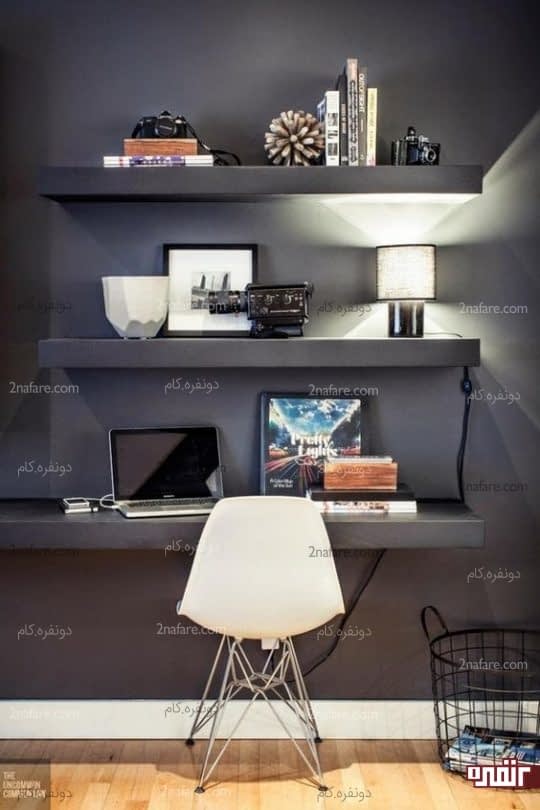 استفاده ی همزمان از طبقات روی دیوار به عنوان میز مطالعه و قفسه ی کتاب