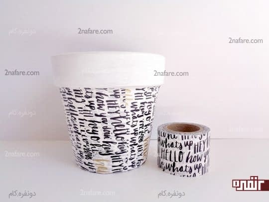 با نوار چسب پهن از بالا به پایین از زیر لبه گلدون شروع به برچسب زدن کنین