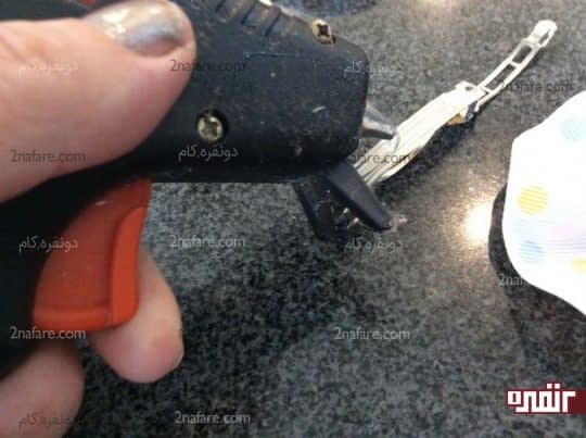 با چسب حرارتی به پشت کلیپس فلزی چسب بزنید