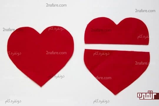 بریدن پارچه ی نمدی به شکل قلب برای ساختن بازی دوز