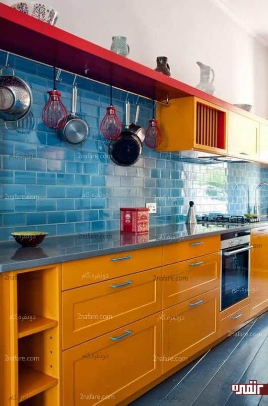 ترکیب زیبای کاشی های آبی رنگ و کابینت های نارنجی